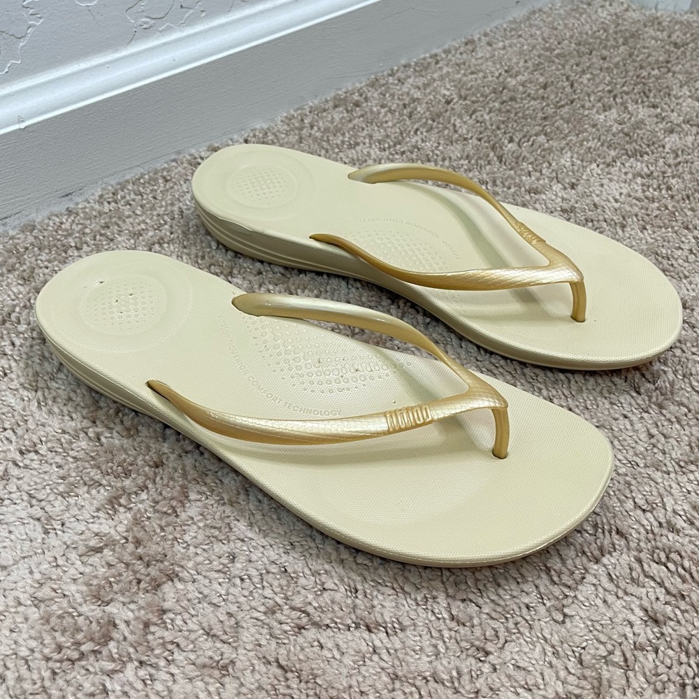 FitFlop iQushion Ergonomic Women’s Lightweight Gold Flip-Flops Sandals Size 9 - Picture 2 of 12